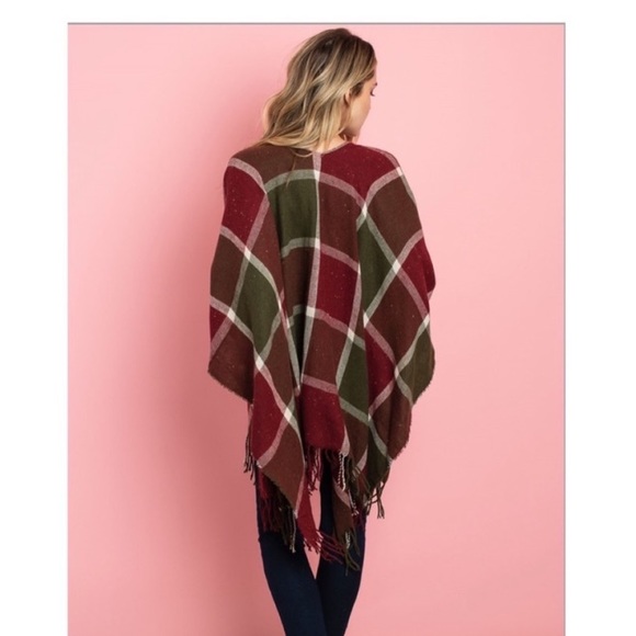 🍁Woman’s Checkered Poncho🍁 - Picture 3 of 4